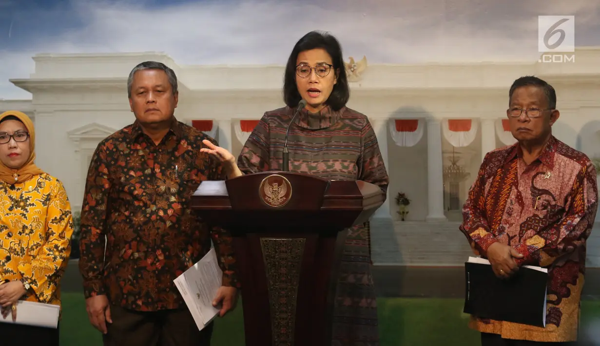 Menkeu Sri Mulyani (dua kanan) didampingi Menko Perekonomian Darmin Nasution (kanan), Gubernur BI Perry Warjiyo (dua kiri), dan perwakilan OJK Nurhaida (kiri) saat meluncurkan Paket Kebijakan Ekomomi XVI, Jakarta, Jumat (16/11). (Liputan6.com/AnggaYuniar)