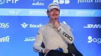 Dan Ticktum pecah telur dalam Jakarta E-Prix 2025 di Sirkuit e-Prix Internasional Jakarta, Ancol, Jakarta Utara, pada Sabtu (21/6/2025). (Bola.com/Muhammad Iqbal Ichsan)