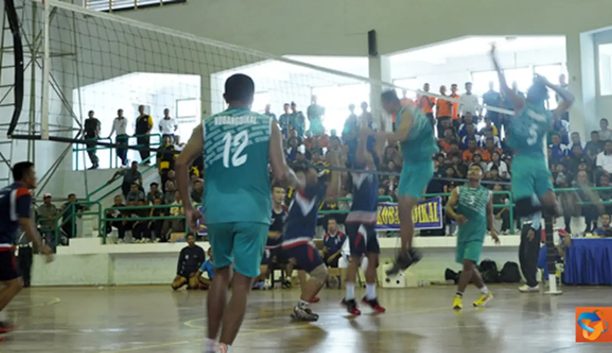 Citizen6, Surabaya: Tim Bolla Volley Putra dan Putri Kobangdikal melaju ke babak final Porwiltim TNI AL 2012 setelah di babak semifinal mengalahkan lawan-lawannya di GOR Wijaya Kusuma Bumimoro, Surabaya, Jumat (8/6). (Pengirim: Penkobangdikal)