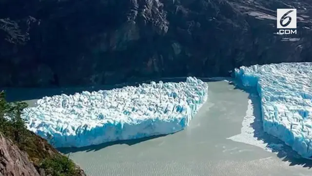 Akibat perubahan iklim, sebuah gunung es raksasa Gletser Grey, di Chili patah.