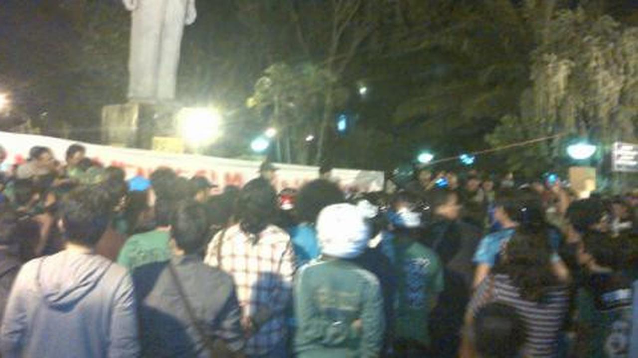 Bonek gelar aksi keprihatinan di bawah patung Suryo