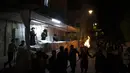 Yahudi Ultra-Ortodoks menari  di samping api unggun selama hari libur Yahudi perayaan Lag Ba'Omer di Bnei Brak, Israel, Kamis (29/4/2021). Liburan Lag Ba'Omer, menandai berakhirnya wabah yang dikatakan telah membinasakan orang Yahudi selama zaman Romawi. (AP Photo/Sebastian Scheiner)