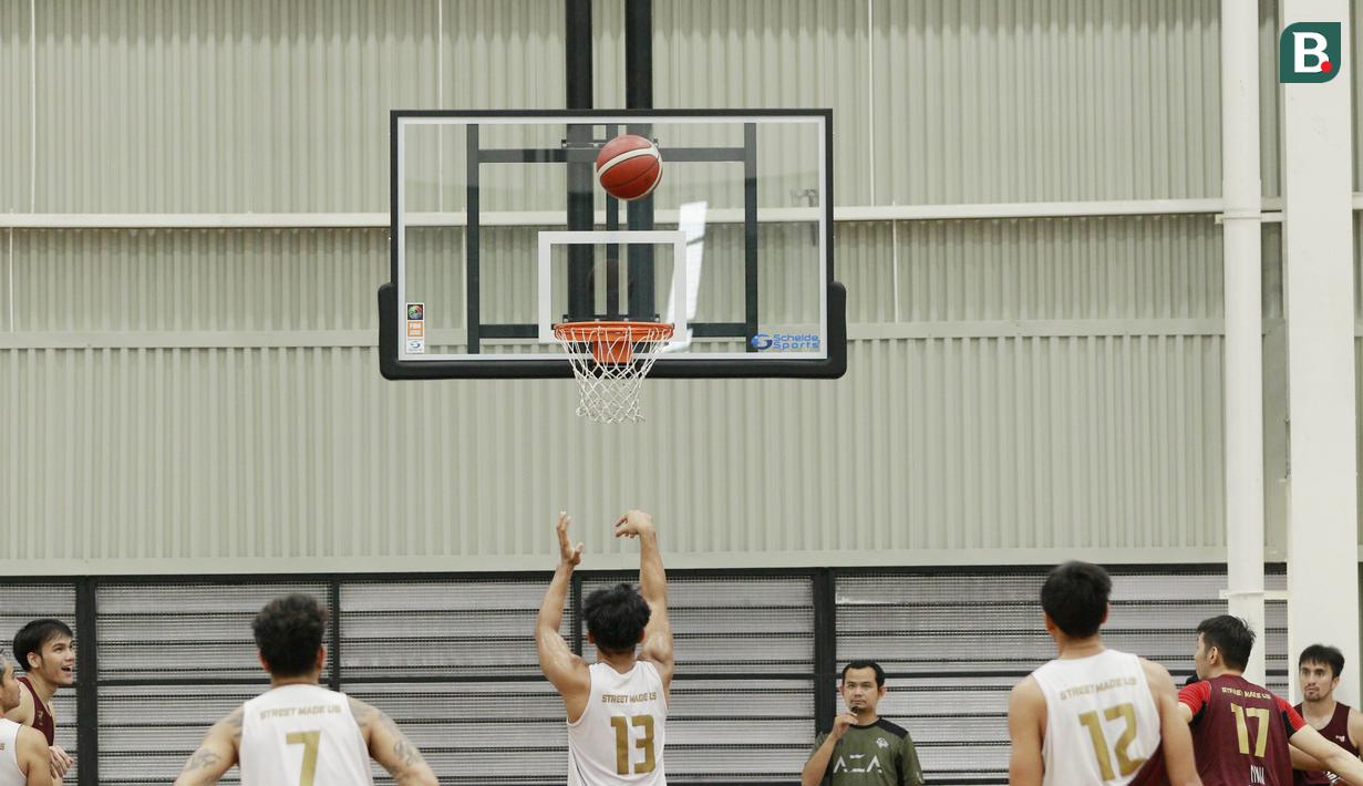 Para pebasket West Bandits saat latihan di Aim High Stadium, Tangerang, Kamis (20/5/2021). Latihan tersebut merupakan persiapan jelang melakoni laga babak play-off IBL 2021. (Bola.com/M Iqbal Ichsan)