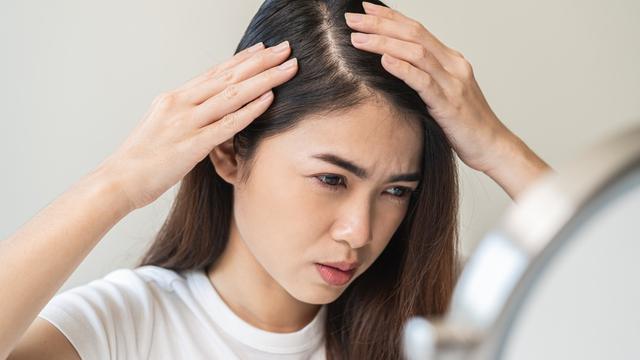 12 Penyebab Kulit Kepala Bau Apek yang Jarang Disadari, Cek Cara Mengatasinya!