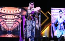 FOTO: Aksi Catwalk Istri Bupati Trenggalek Novita Hardini Peragakan Busana Karya Deden Siswanto