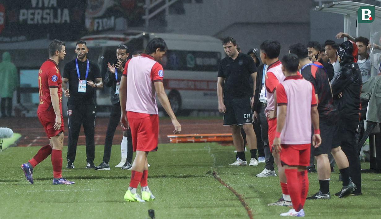 Persija harus bermain dengan sepuluh pemain sejak menit ke-36. Pelanggaran yang dilakukan Ondrej Kudela terhadap Kei Hirose membuatnya diganjar kartu merah oleh wasit. (Bola.com/M Iqbal Ichsan)