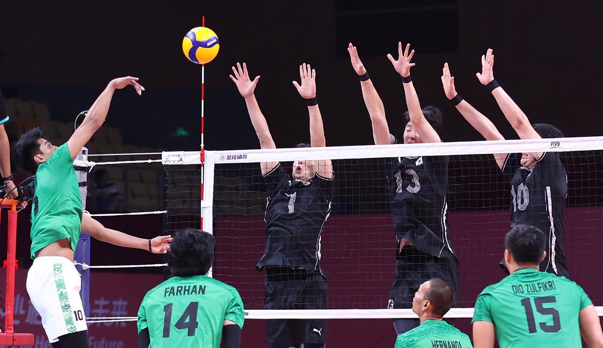 Pemain Timnas bola voli putra Indonesia, Fahri Septian Putratama (kiri) melepaskan spike yang berusaha diblok tiga pemain Korea Selatan pada laga perebutan peringkat 7-8 Asian Games 2022 di LSC Gymnasium, Hangzhou, China, Selasa (26/9/2023) siang WIB. (AVCVolley)