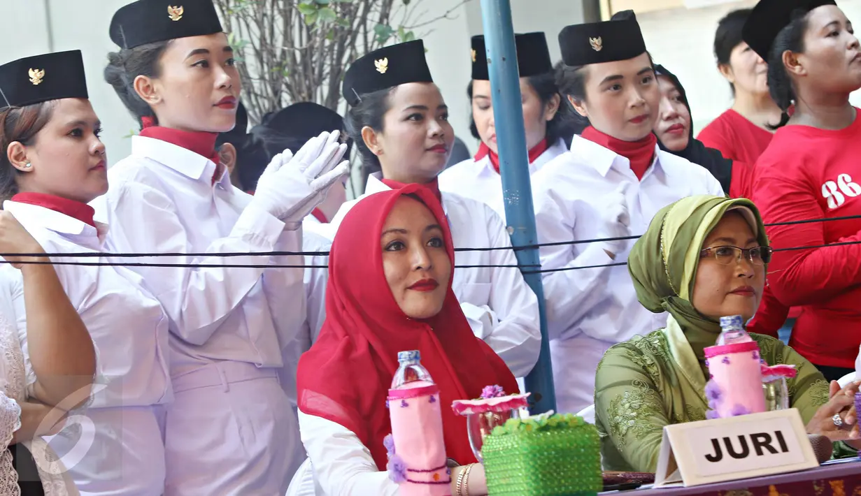 Terpidana kasus suap wisma atlet Angelina Sondakh (tengah) menjadi juri acara lomba fashion show kebaya di Rutan Pondok Bambu, Jakarta, (21/4). Angelina Sondakh turut meramaikan acara peringatan Hari Kartini tersebut. (Liputan6.com/Immanuel Antonius)
