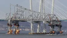 Ledakan dahsyat menghancurkan bagian Jembatan Tappan Zee di Tarrytown, New York, AS, Selasa (15/1). Jembatan Tappan Zee dihancurkan lantaran sudah tua. (AP Photo/Seth Wenig)