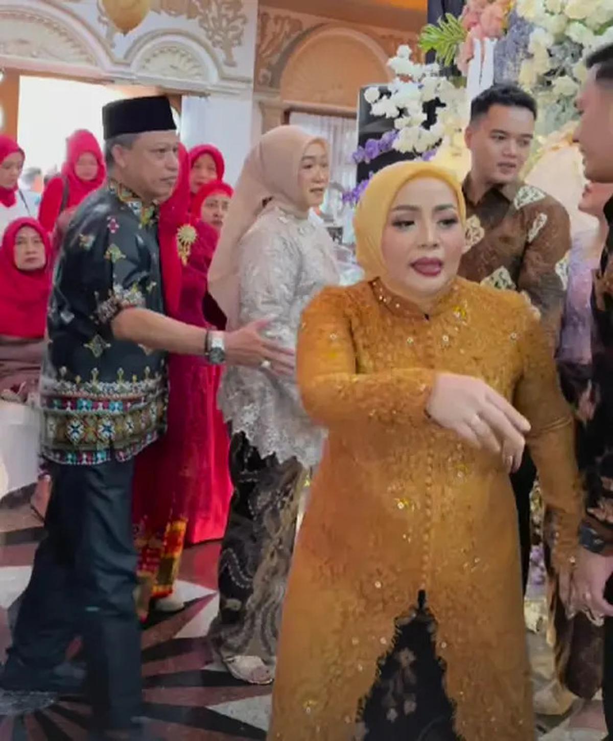 Penampilan Muzdalifah di Acara Tunangan Sang Anak Curi Perhatian, Intip Potretnya