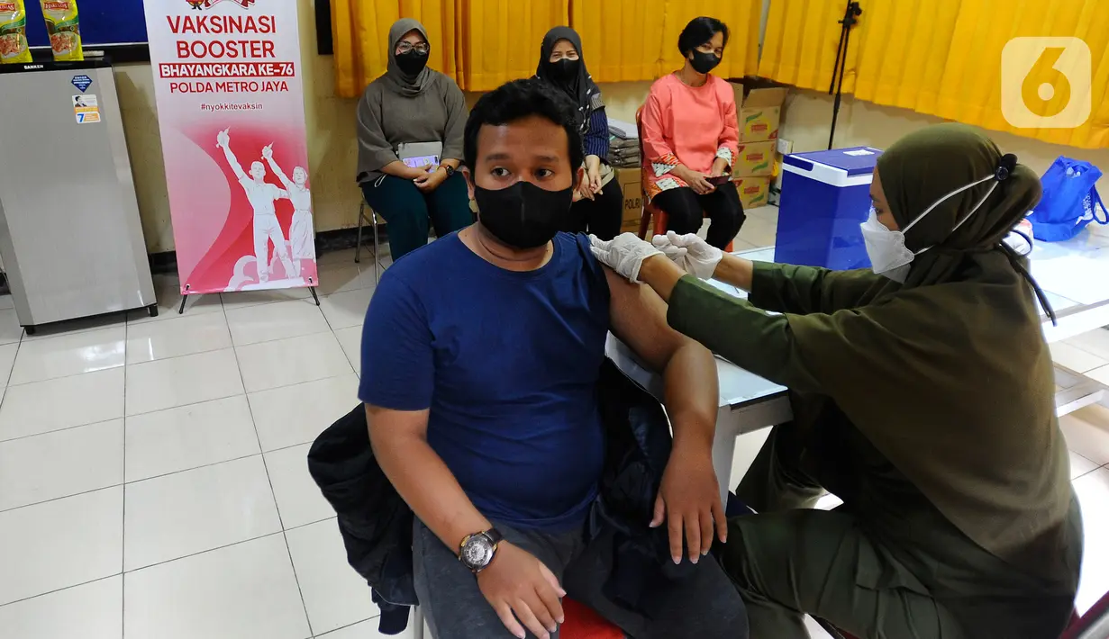 Warga menerima suntikkan vaksin COVID-19 booster di Mapolsek Jagarsa, Jakarta Selatan, Jumat (17/06/20222). Pemerintah terus menggenjot target pencapaian vaksinasi COVID-19 untuk menciptakan kekebalan kelompok (herd immunity) dan juga diharapkan dapat mencegah penyebaran kasus COVID-19 akibat subvarian Omicron baru BA.4 dan BA.5. (merdeka.com/Arie Basuki)