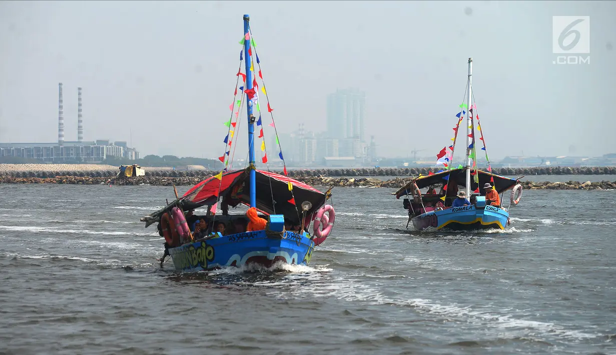 Pemandangan saat wisatawan berkeliling menggunakan perahu wisata di Pantai Ancol, Jakarta, Senin (18/6). Taman Impian Jaya Ancol masih menjadi destinasi wisata yang ramai dikunjungi saat libur Lebaran. (Merdeka.com/Imam Buhori)