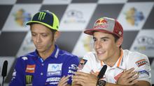 Pembalap Movistar Yamaha, Valentino Rossi dan rider Repsol Honda, Marc Marquez dikenal memiliki hubungan yang buruk di lintasan MotoGP. (Jure Makovec / AFP)