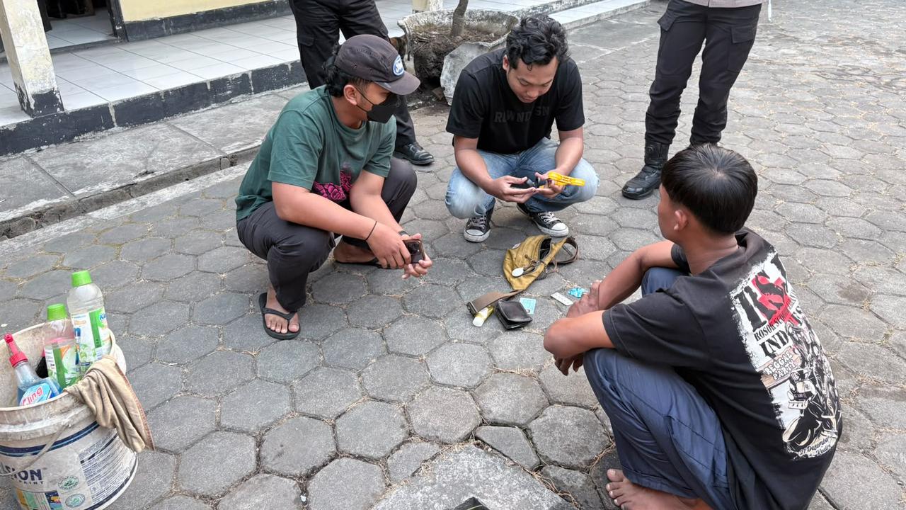Penangkapan pria bikin onar di Masjid Shofa. (merdeka.com/Arie Sunaryo).