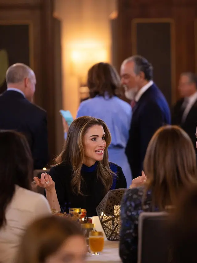 Outfit Trendy Tapi Santun Ratu Rania Jadi Yordania Saat Ngabuburit di Puasa Pertama