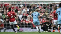 Gelandang Manchester City, Kevin de Bruyne, saat melepaskan tendangan yang berujung gol ke gawang Manchester United, pada laga lanjutan Premier League, di Old Trafford, Sabtu (10/9/2016). (AFP/Oli Scarff). 