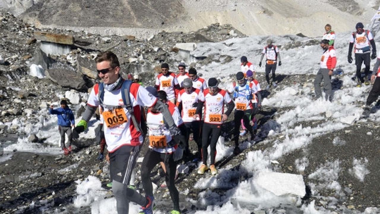 Aksi 54 atlet menantang dingin dengan ikut maraton di Everest