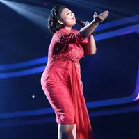 Dalam konser yang digelar Selasa (22/3) malam, Arin kontestan asal Cirebon tersenggol. (Adrian Putra/Bintang.com)