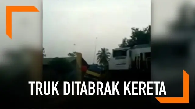 Momen sebuah truk yang mogok ditabrak kereta berkecepatan tinggi tertangkap kamera. Kejadian ini terjadi di perlintasan di Purwakarta, Jawa Barat.