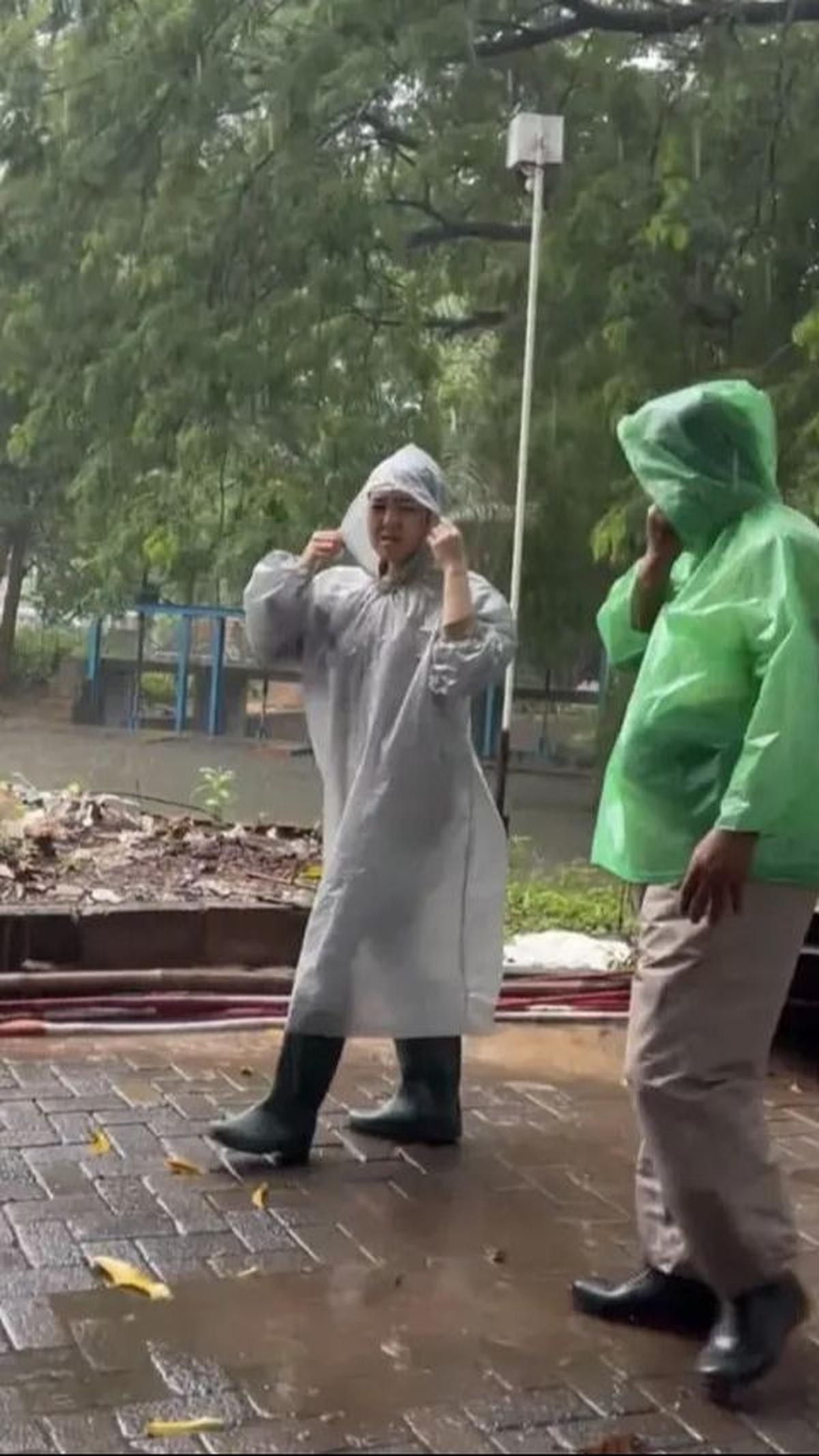 Momen ini mengingatkan kita bahwa banjir di Jakarta merupakan masalah yang kompleks dan tidak mudah untuk diselesaikan.<br>