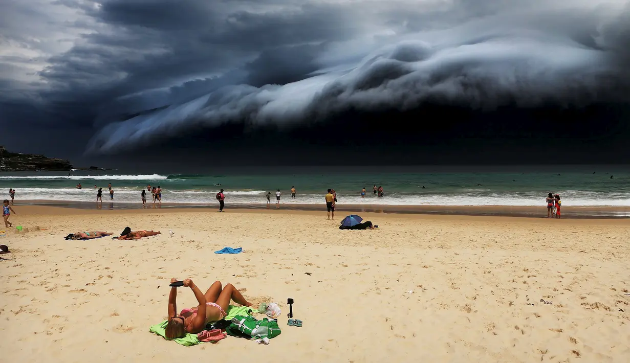 Foto ini mengabadikan fenomena alam saat badai menerjang Pantai Bondi, Sydney (6/1/2015). Foto kategori Nature karya Rohan Kelly berjudul 'Storm Front on Bondi Beach' menjadi pemenang '1st prize singles' World Press Photo Awards 2016. (Reuters via WPP)