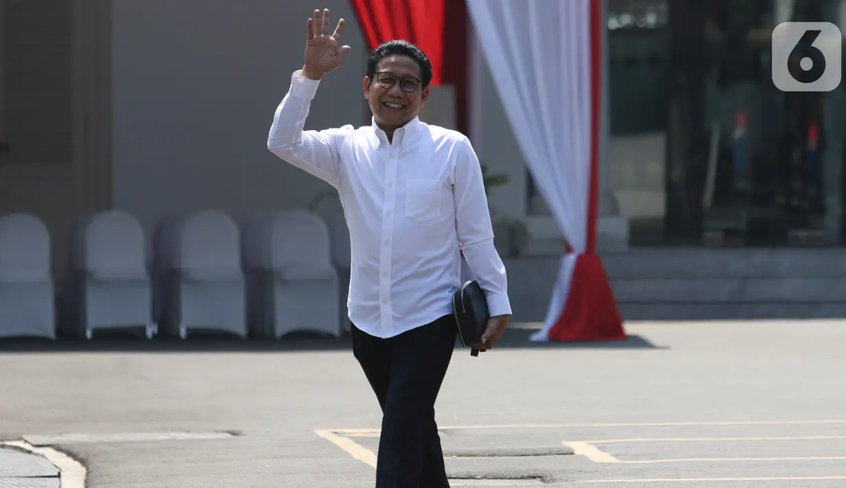 Ketua DPRD Jawa Timur fraksi PKB Abdul Halim Iskandar menyapa awak media saat tiba di Istana Kepresidenan, Jakarta, Selasa (22/10/2019). Kedatangan Abdul Halim Iskandar  menyusul sejumlah tokoh yang sebelumnya datang ke Istana terkait penetapan Calon Menteri Kabinet Kerja Jilid 2.  (Liputan6.com/Ang