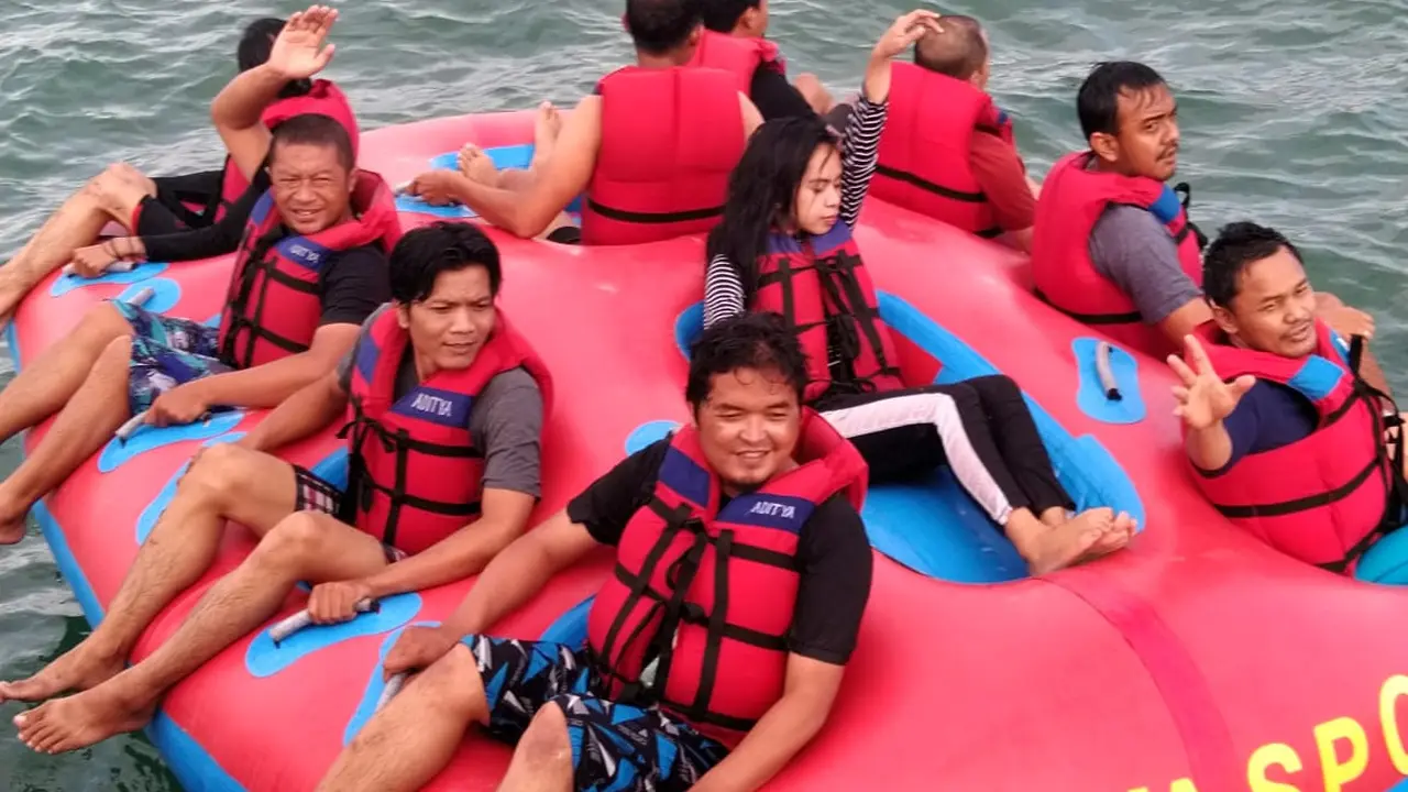 Beberapa pengunjung tengah menikmati fasilitas bermain di spot wisata air kawasan Pantai Timur Pangandaran, Jawa Barat, saat pandemi Covid-19 berlangsung.