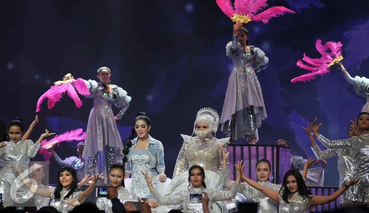 Syahrini dan Melly Goeslaw membuktikan janji mereka untuk tampil heboh di Malam Puncak HUT SCTV ke 26 di Istora Senayan, Jakarta, Rabu (24/8). Keduanya mengenakan busana dengan ornamen mewah. (Liputan6.com/Johan Tallo)