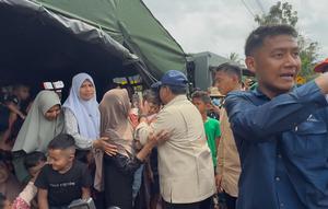 Ada momen menarik saat Presiden Prabowo meninjau korban terdampak bencana banjir di posko pengungsian Kampoeng Pante Baro, Kecamatan Juli, Kabupaten Bireuen, Provinsi Aceh, Minggu (7/12/2025). Prabowo tampak menyium anak kecil yang berada di posko pengungsian. (Liputan6.com/Lizsa Egeham)