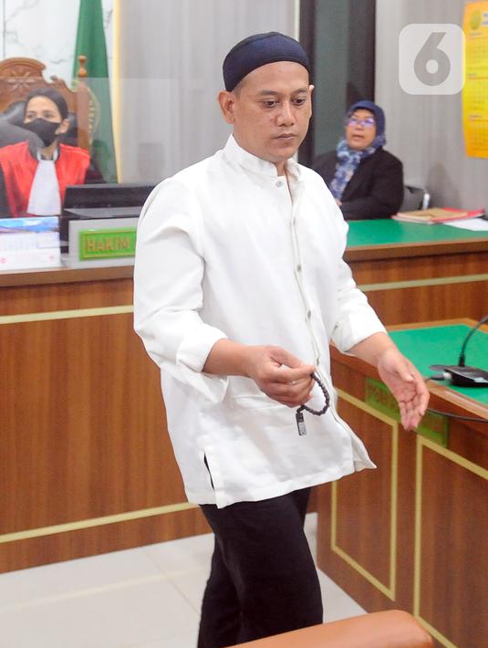 <p>"Sesuai berita acara, sedianya hari ini adalah untuk putusannya, oleh karena putusannya masih dalam proses, kemudian anggota (majelis hakim) pertama masih dalam kondisi cuti, kemudian anggota kedua juga masih sakit, maka untuk putusan kita tunda pada Kamis pagi tanggal 20 Juli 2023," kata Hakim Ketua Majelis Hakim Ahmad Adib. (merdeka.com/Arie Basuki)</p>