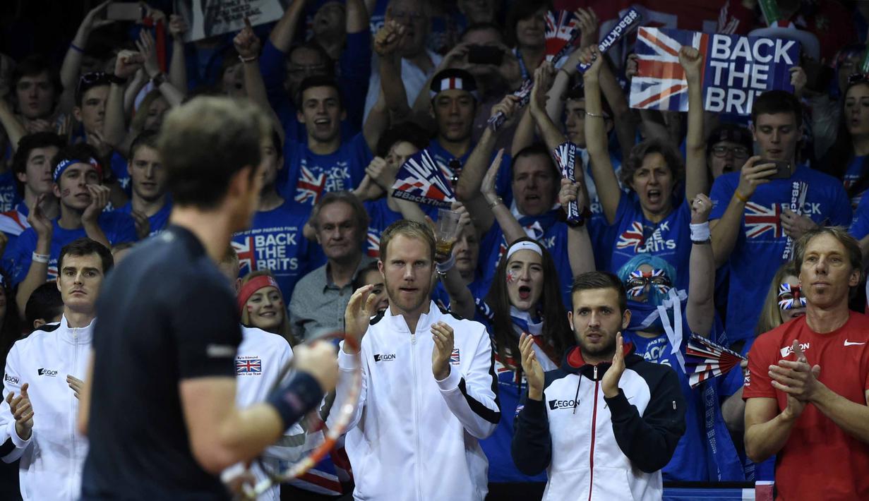 Petenis Inggris Raya, Andy Murray mendapat dukungan dari suporter dan timnya saat mengalahkan petenis  Belgia, David Goffin pada Final  Piala Davis di Flanders Expo, Ghent, Belgia, Minggu (30/11/2015). (AFP Photo/John Thys)