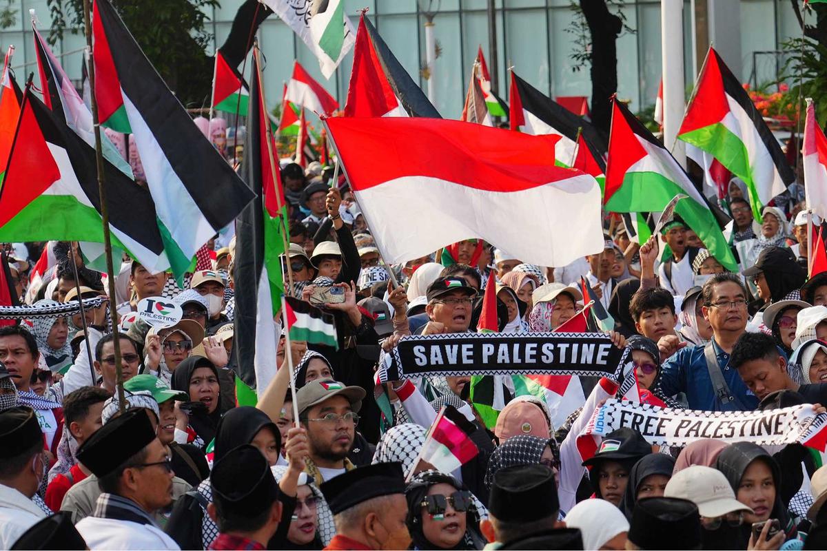 FOTO: Indonesia Melawan Genosida: Ribuan Pengunjuk Rasa Serukan Keadilan untuk Palestina