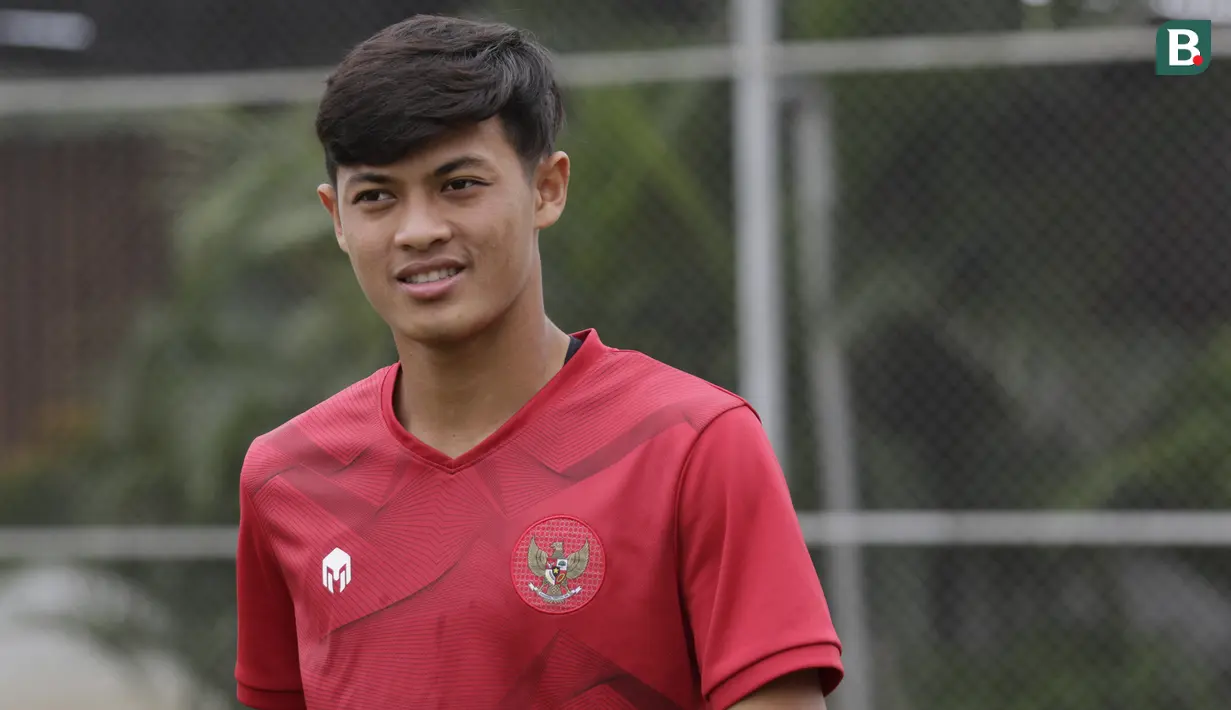 Pemain Timnas Indonesia, Alfeandra Dewangga, saat latihan di Lapangan G, Senayan, Jakarta, Rabu, (19/2/2020). Pada sesi latihan kali ini Timnas menjalani tes fisik dengan menggunakan alat Smart Gate. (Bola.com/M Iqbal Ichsan)