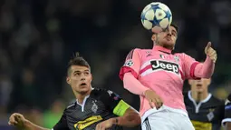 Pemain Juventus, Alvaro Morata mengontrol bola pada laga Liga Champions melawan Gladbach di Stadion Borussia Park, Jerman, Selasa (3/11/2015). (EPA/Federico Gambarini)