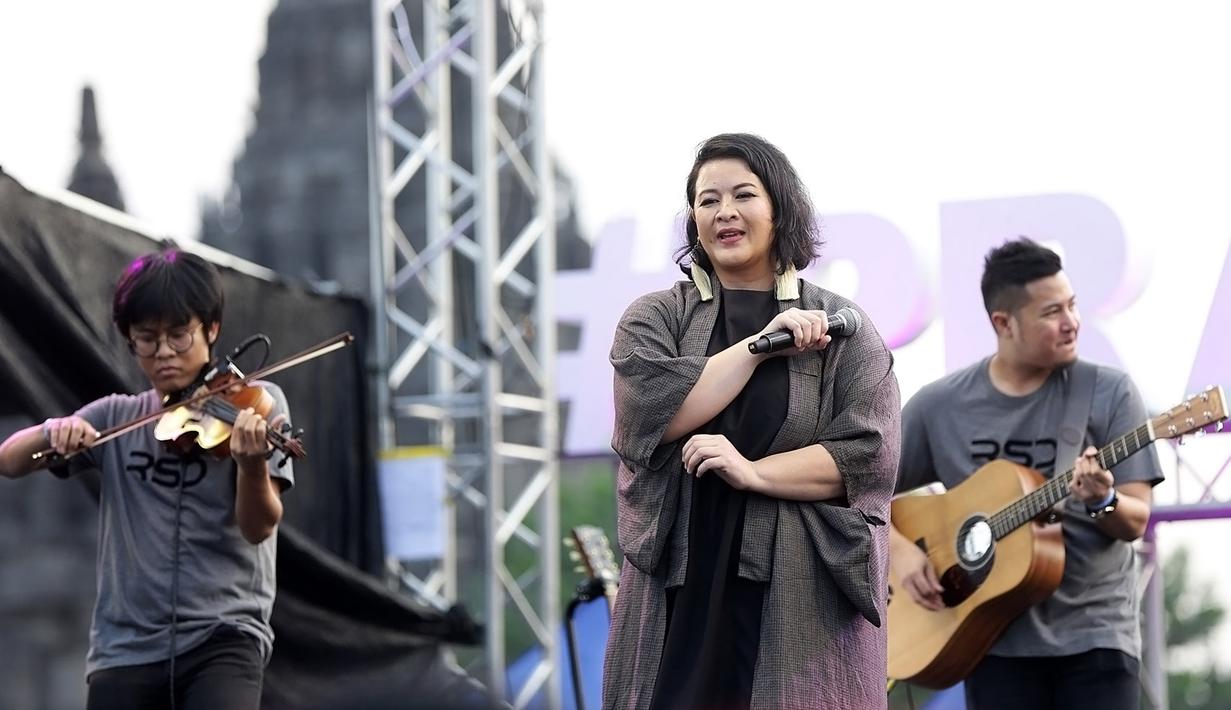 Penyanyi Sita Nursanti saat membawakan lagu selama Prambanan Jazz Festival 2019 di Pelataran Candi Prambanan, Yogyakarta, Sabtu (6/7/2019). Prambanan Jazz Festival 2019 menjadi ajang reuni bagi Rida Sita Dewi setelah dua tahun tidak manggung bersama. (Fimela.com/Bambang E.Ros)