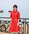Nana Komatsu tampil edgy dalam dress merah bertekstur dengan siluet ringan, memadukan girly dan cool attitude. A$AP Rocky mencuri perhatian dengan layering smart-casual: jaket suede beige dipadu kemeja merah bold dan celana tailored, dilengkapi tas Chanel pink statement yang playful sekaligus sentimental. [Dok/Chanel].