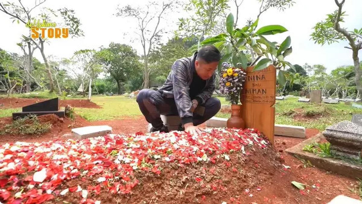 6 Potret Irfan Hakim Ziarah ke Makam Mpok Alpa, Ungkap Perasaan Haru