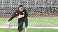 Emil Audero Mulyadi menjalani sesi latihan bersama Timnas Indonesia di Stadion Madya, GBK, Jakarta, Minggu (23/3/2025) malam. (Bola.com/M. Iqbal Ichsan).