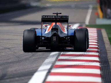Pebalap Manor Racing asal Indonesia, Rio Haryanto, berada di posisi ke-19 dalam latihan bebas kedua F1 GP China di Sirkuit Internasional Shanghai, China, Jumat (15/4/2016). (Bola.com/Twitter/Manorracing)