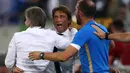 Pelatih Inter Milan, Antonio Conte, merayakan kemenangan timnya saat menghadapi Bayer Leverkusen pada perempat final Liga Europa di Duesseldorf Arena, Jerman, Selasa (11/8/2020) dini hari WIB. Inter Milan menang 2-1 atas Bayer Leverkusen dalam pertandingan tersebut. (AFP/Dean Mouhtaropoulos/pool)