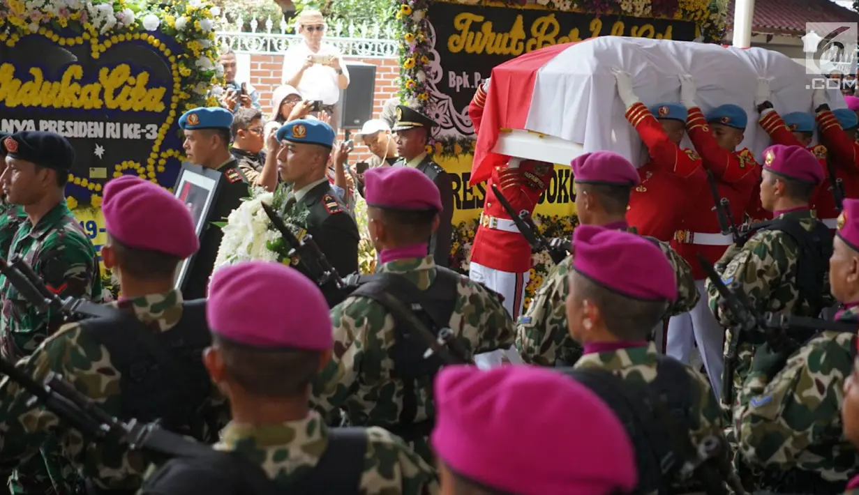Anggota Pasukan Paspampres membawa jenazah Presiden ke-3 RI Bacharuddin Jusuf Habibie saat prosesi penyerahan jenazah kepada negara di Patra Kuningan, Jakarta, Kamis (12/9/2019). Jenazah BJ Habibie diberangkatkan ke Taman Makam Pahlawan Kalibata untuk dimakamkan. (Liputan6.com/Immanuel Antonius)