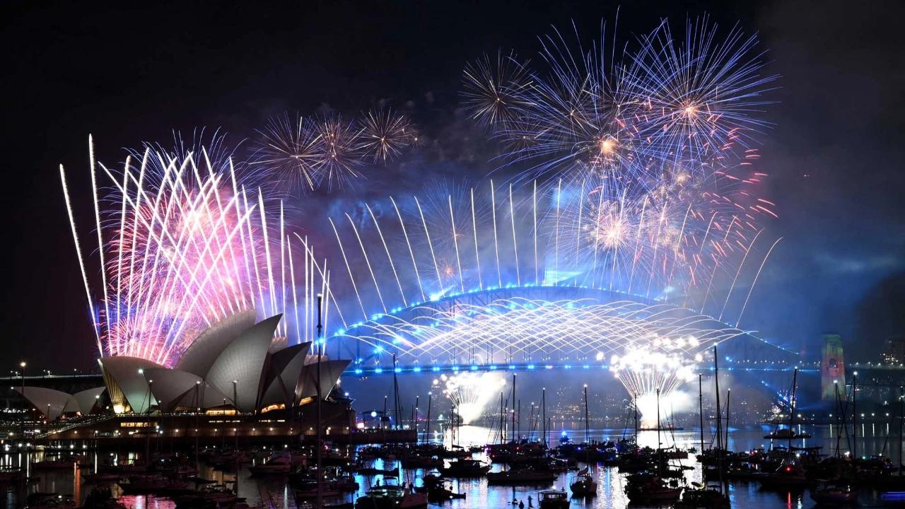 FOTO Pertunjukan Kembang Api Sambut Tahun Baru di Sydney