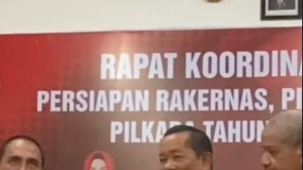 Rapat koordinasi Pilkada Sumut yang digelar PDIP Sumatera Utara sedang menjadi perbincangan. Sebab, tidak ada foto Presiden Joko Widodo (Jokowi) saat pengurus PDIP menerima pendaftaran Edy Rahmayadi sebagai bakal calon Gubernur Sumut.