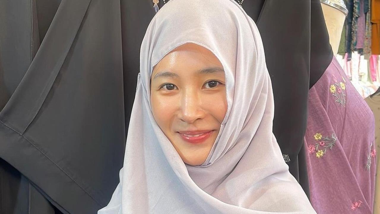 Yuri SNSD Tampil Pakai Jilbab di Arab Saudi, Netizen Gemes Mau Benerin Jilbabnya
