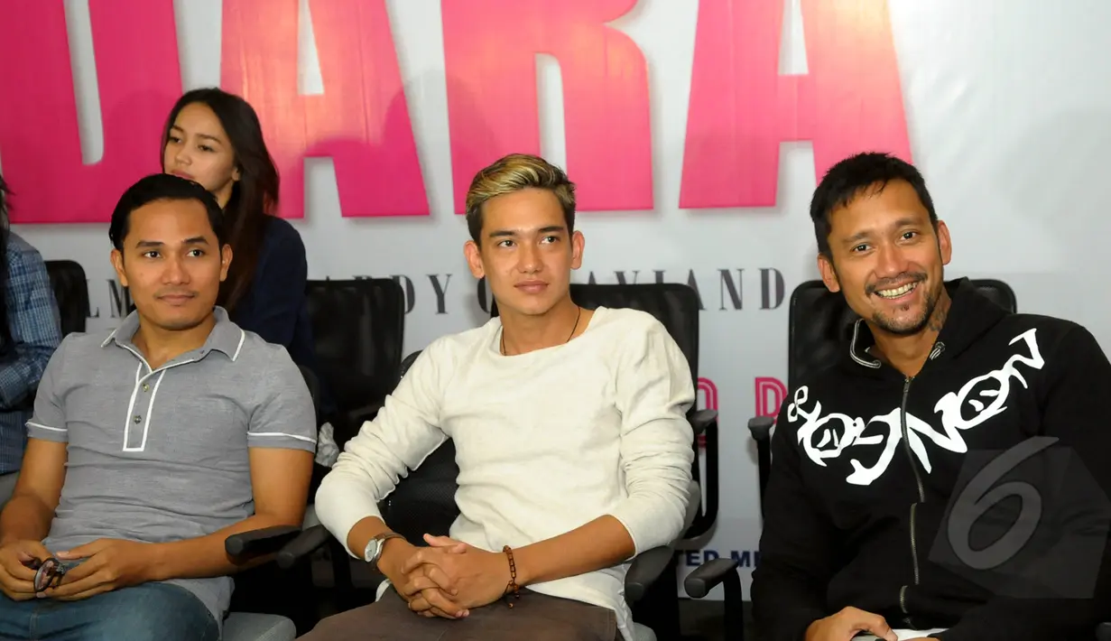 Tanta Ginting , Adipati Dolken dan Tora Sudiro menghadiri acara syukuran film '3 Dara' di kawasan Kebon Jeruk, Jakarta, Rabu (6/5/2015). Film ‘3 Dara’ menceritakan tentang tiga orang lelaki yang terkena kutuk menjadi feminim. (Liputan6.com/Faisal R Syam)
