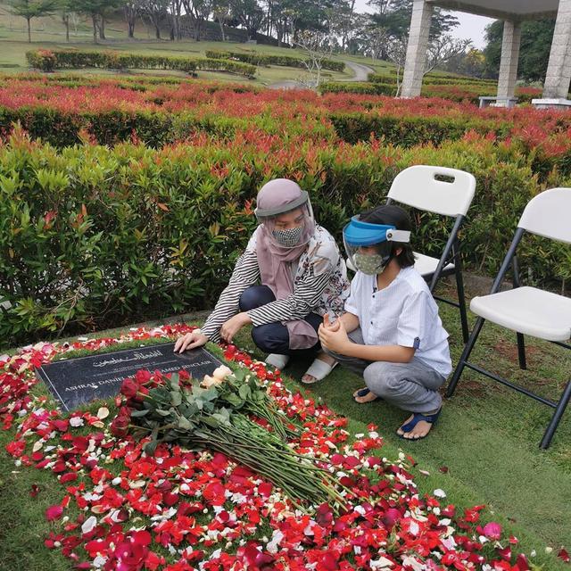 6 Momen BCL Ziarah ke Makam Ashraf Sinclair, Penampilan Hijabnya Curi Perhatian