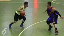 Pemain no 12 dari SCTV Emtek, Adit berusaha melewati pemain dari kompas tv pada saat  laga final Invitasi Bola Basket Antarmedia Nasional (IBBAMNAS) 2016 di GOR Mahasiswa Sumantri Brodjonegoro, Jakarta, Sabtu (16/4/2016). (Liputan6.com/Herman Zakharia)