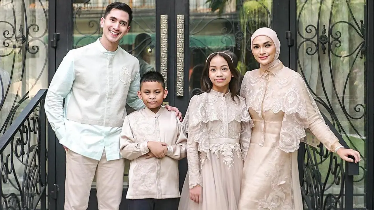Gaya Lebaran Verrell Bramasta dan Putri Zulkifli Hasan