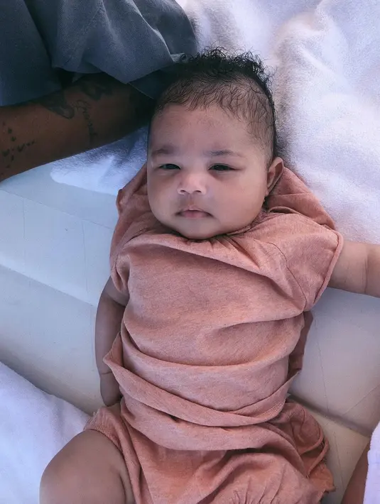"Kendall suka menjadi bibi dari Stormi dan memanjakannnya. Kylie pun sudah berubah menjadi lebih sensitif, perhatian, dan ibu yang penuh cinta," uajr sumber. (instagram/kyliejenner)