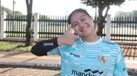 Kiper Timnas Indonesia Putri, Fani Supriyanto selepas mengikuti latihan di Lapangan Rugby, Gelora Bung Karno, Jakarta, Rabu (26/6/2024). (Bola.com/Muhammad Iqbal Ichsan)